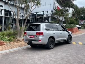 Toyota Land Cruiser 200 4.5D-4D V8 VX-R - Image 2