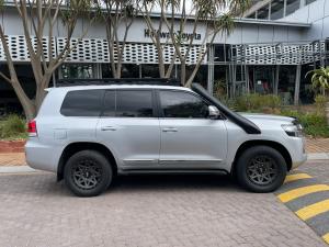 Toyota Land Cruiser 200 4.5D-4D V8 VX-R - Image 3