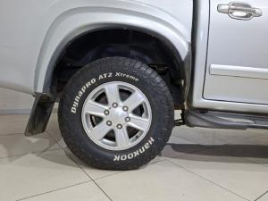 Isuzu KB 300D-Teq double cab LX automatic - Image 6