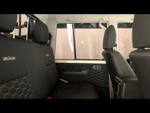 Toyota Land Cruiser 79 4.5D-4D V8 double cab LX - Image 12