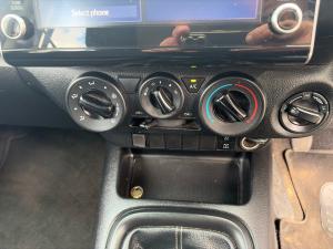 Toyota Hilux 2.4GD-6 double cab 4x4 Raider manual - Image 11