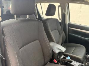 Toyota Hilux 2.4GD-6 double cab 4x4 Raider manual - Image 12