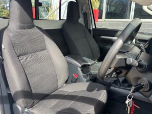Toyota Hilux 2.4GD-6 single cab Raider manual - Image 16
