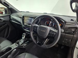 Isuzu D-Max 3.0TD double cab V-Cross 4x4 - Image 8