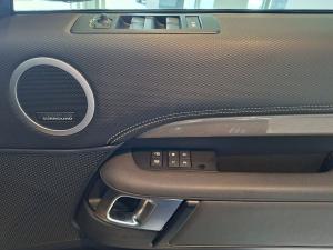 Land Rover Discovery D300 R-Dynamic SE - Image 17