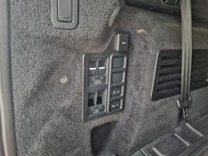 Land Rover Discovery D300 R-Dynamic SE - Image 27