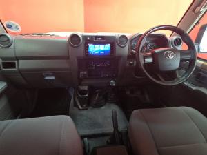 Toyota Landcruiser 76 2.8 GD-6 S/W - Image 6