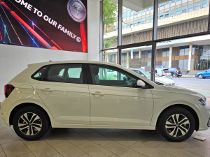 Volkswagen Polo hatch 1.0TSI Life auto - Image 11