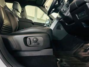 Land Rover Discovery D300 R-Dynamic HSE - Image 9