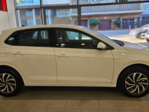 Volkswagen Polo hatch 1.0TSI Life auto - Image 12