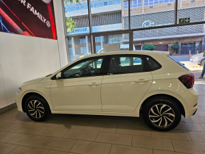 Volkswagen Polo hatch 1.0TSI Life auto - Image 15