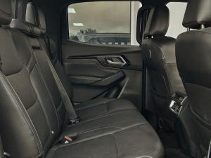 Isuzu D-Max 3.0TD double cab V-Cross - Image 11