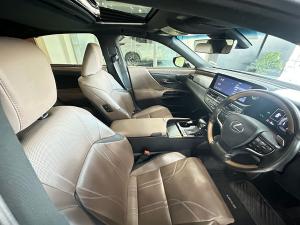 Lexus ES 300h SE - Image 10