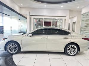 Lexus ES 300h SE - Image 4