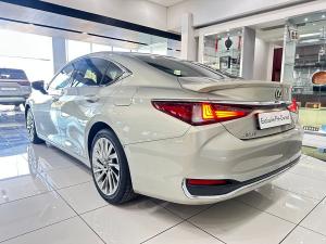 Lexus ES 300h SE - Image 5
