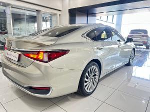 Lexus ES 300h SE - Image 7