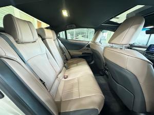 Lexus ES 300h SE - Image 9