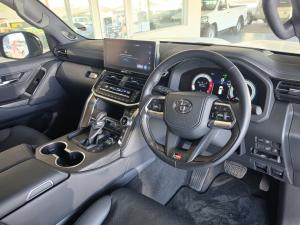 Toyota Land Cruiser 300 3.3D GR-Sport - Image 7