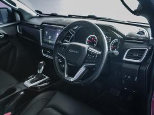 Isuzu D-Max 3.0TD double cab V-Cross 4x4 - Image 11