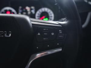 Isuzu D-Max 3.0TD double cab V-Cross 4x4 - Image 9