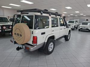Toyota Land Cruiser 76 4.5D-4D V8 station wagon LX - Image 2