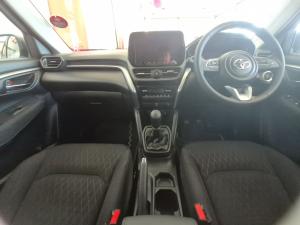 Toyota Urban Cruiser 1.5 XR manual - Image 6