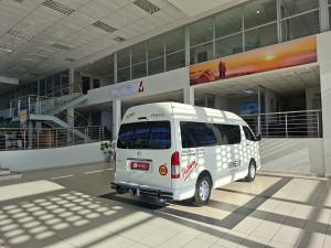 Toyota Hiace 2.5D-4D bus 14-seater GL - Image 2