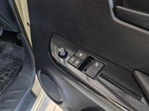 Toyota Hilux 2.0 chassis cab - Image 11