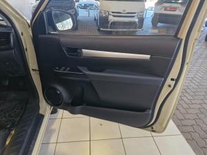 Toyota Hilux 2.0 chassis cab - Image 12
