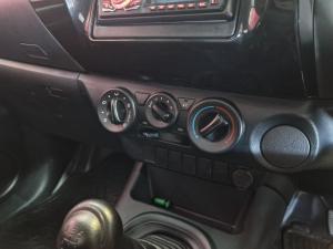 Toyota Hilux 2.0 chassis cab - Image 15