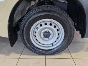 Toyota Hilux 2.0 chassis cab - Image 9