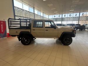 Toyota Land Cruiser 79 2.8GD-6 double cab manual - Image 3