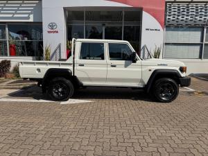 Toyota Land Cruiser 79 2.8GD-6 double cab auto - Image 3