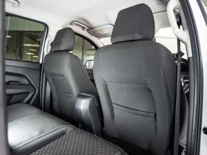 Volkswagen Amarok 2.0TDI double cab Life 4Motion auto - Image 27