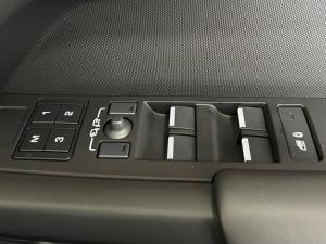 Land Rover Defender 110 D350 X-Dynamic HSE - Image 24