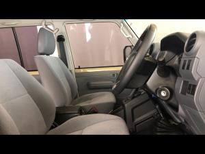 Toyota Land Cruiser 79 2.8GD-6 double cab auto - Image 10