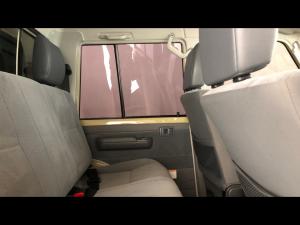 Toyota Land Cruiser 79 2.8GD-6 double cab auto - Image 12