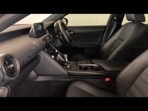 Lexus IS 300h SE - Image 7