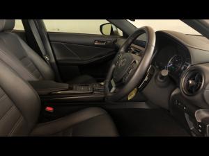 Lexus IS 300h SE - Image 10