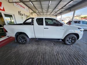 Toyota Hilux 2.4GD-6 Xtra cab Raider manual - Image 3