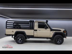 Toyota Land Cruiser 79 4.5D-4D LX V8 single cab - Image 3