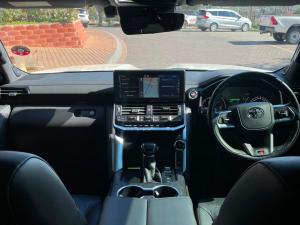 Toyota Land Cruiser 300 3.3D GR-Sport - Image 6