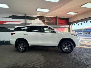 Toyota Fortuner 2.4GD-6 manual - Image 3