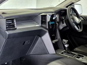Volkswagen Amarok 2.0TDI double cab Life auto - Image 23