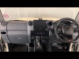 Toyota Land Cruiser 79 2.8GD-6 double cab auto - Image 6