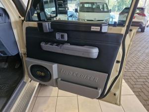 Toyota Land Cruiser 79 2.8GD-6 double cab auto - Image 13