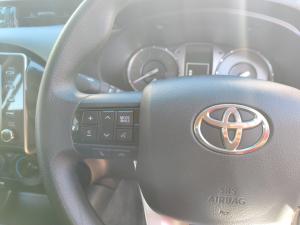 Toyota Hilux 2.4GD-6 double cab Raider manual - Image 9