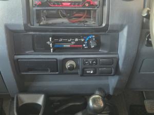 Toyota Land Cruiser 79 4.5D-4D LX V8 single cab - Image 9