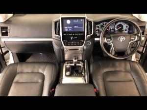 Toyota Land Cruiser 200 4.5D-4D V8 VX-R - Image 6