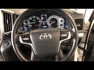 Toyota Land Cruiser 200 4.5D-4D V8 VX-R - Image 8